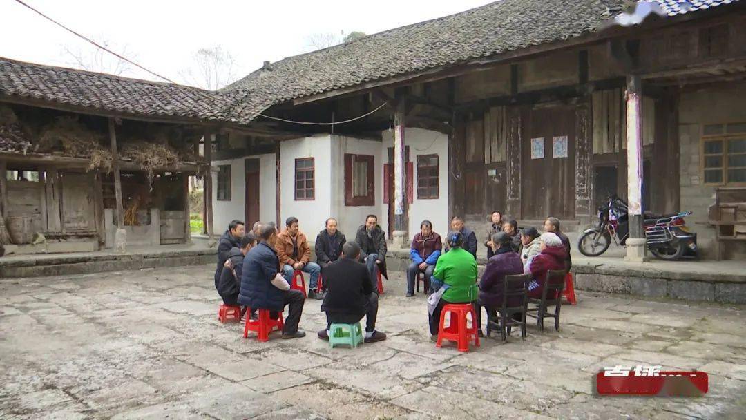 正安桐梓居居委会主任朱建培当好为民服务带头人领跑乡村振兴小康路