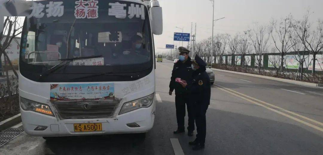 统筹安排运力资源,做好公铁联运及接驳运输,并及时发布班次增减,路面