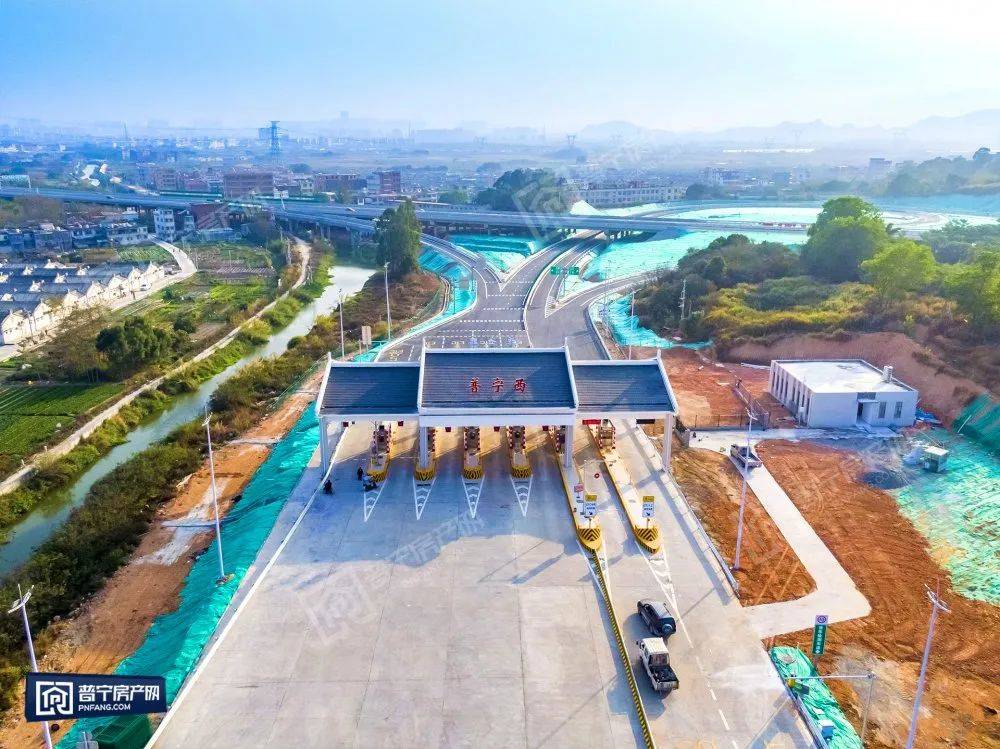 英歌山工业园对接汕湛高速出入口,毗邻潮惠高速,省道236线,距普宁中心