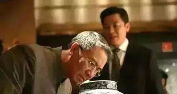 我觉得最理想是去找最顶尖的古董商,经纪人,因为他的资源最多,能给你