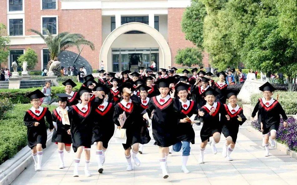 乐清市城南中学乐清市城南中学是城南街道的公办初中,2014年9月搬迁