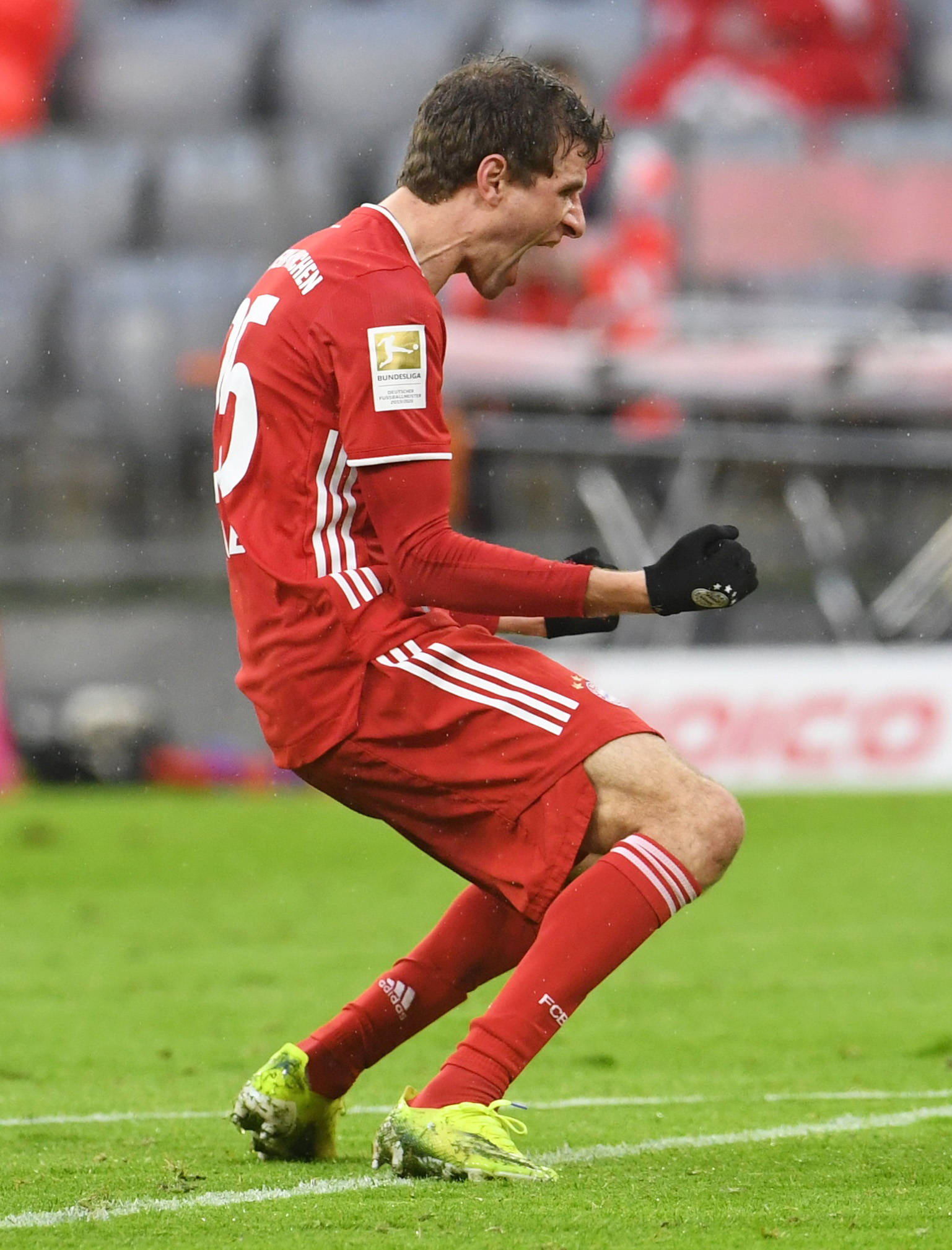 1月30日,拜仁慕尼黑队球员穆勒进球后庆祝.