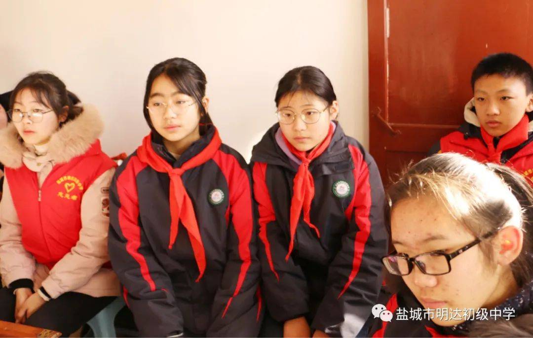 我们来到了王小合爷爷家,刘梓成队长为他戴上鲜艳的红领巾.