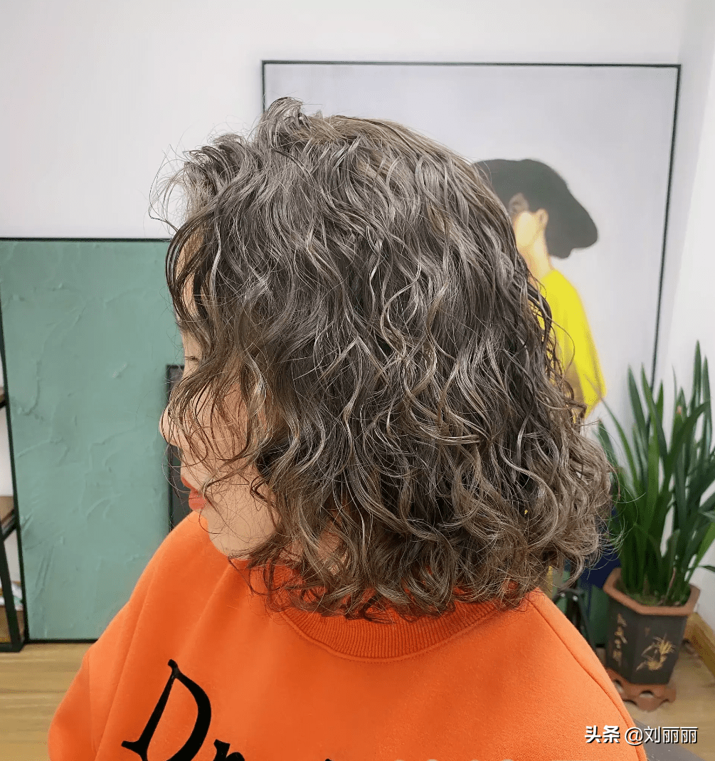 满头中小卷的烫发可以有效地增加头发的量感 ,尤其是这种波波头发型