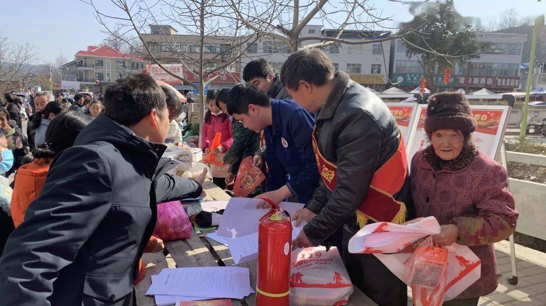 春节前夕,宣传人员以村镇大集为契机广泛开展农村消防宣传教育工作,用