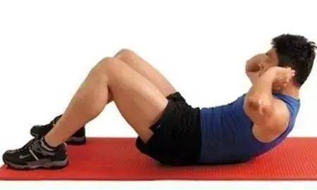 前倾,贴近右腿大腿的上部,双手抓住右脚脚尖,右腿膝部保持伸直,动作