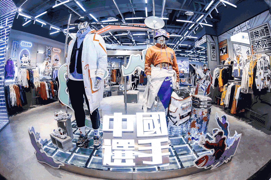 空间设计上,lng首店以充满复古未来腔调的赛博朋克风格为视觉设计