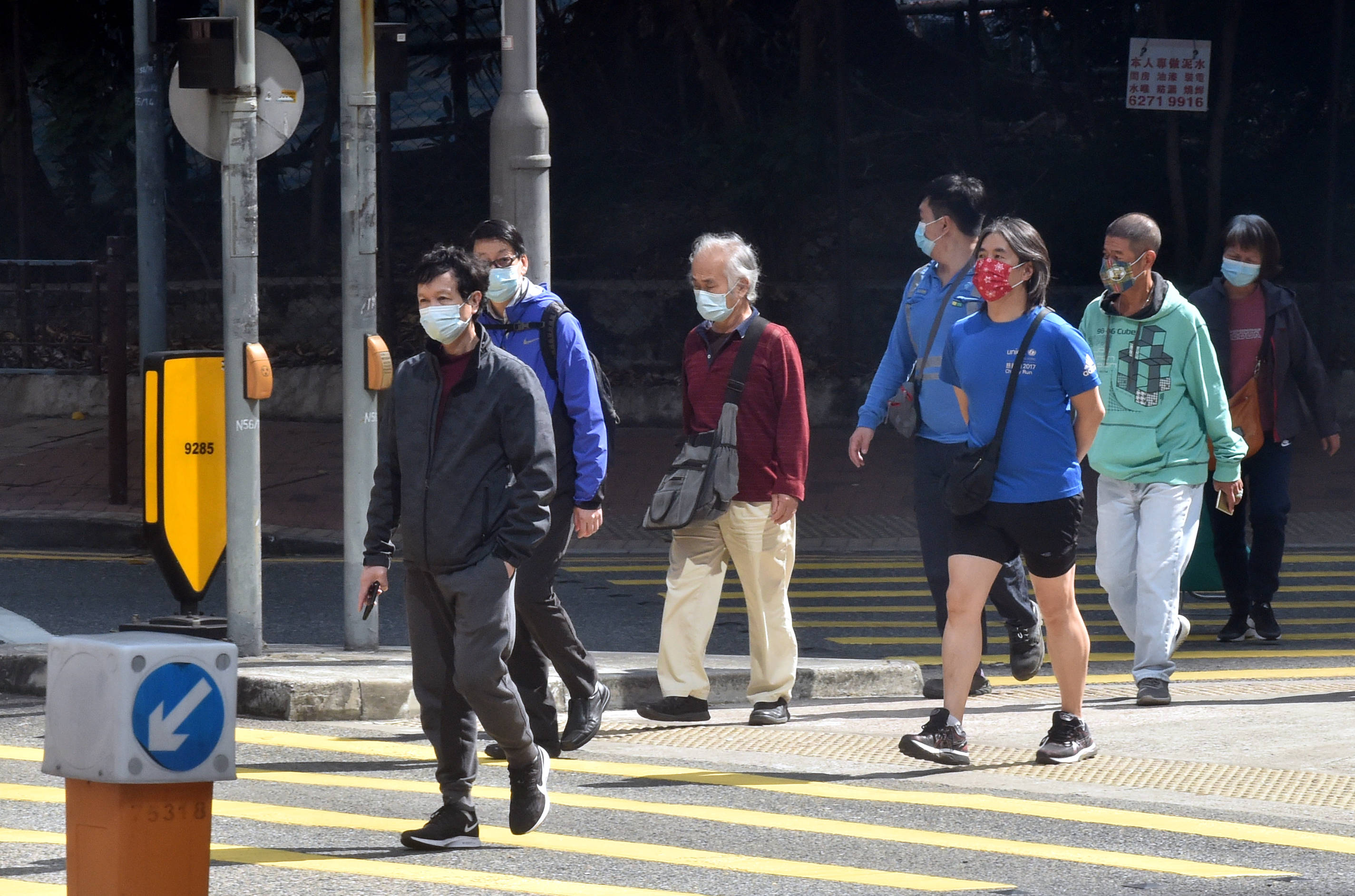 2月4日,香港市民佩戴口罩出行.2月4日,香港市民在东涌搭乘公交车.