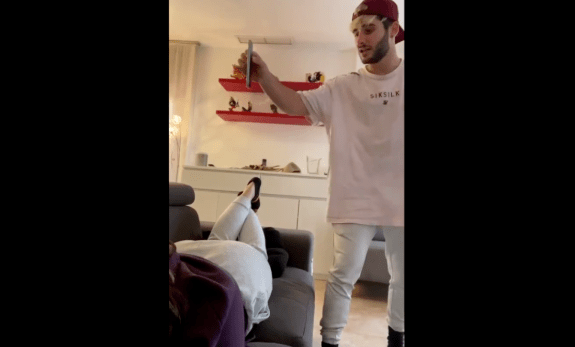 需要妹子们将水杯顶在头上  保持上半身不动 脚尖点地扭胯抖臀 水杯