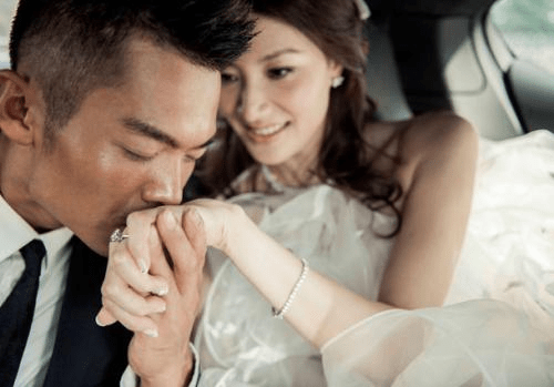 外人看到了实在是觉得憋屈,作为一个女人,面对老公的不轨,还要假装