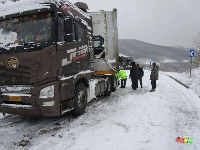 雪天路滑三道湾镇大岭路段30多台车受阻他们及时来了