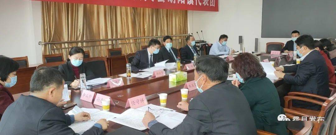 县委常委段晓莉,刘文军,侯明,孔德阳,分别到各代表团与人大代表一起