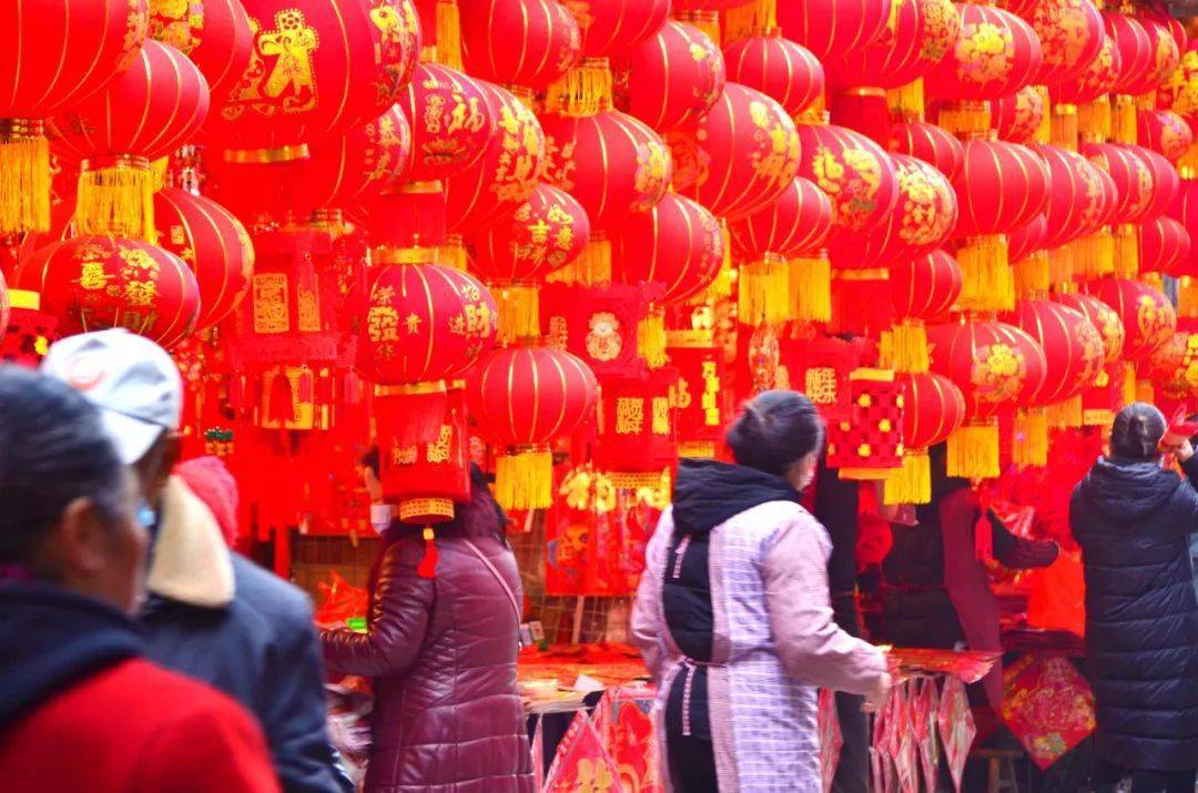 节前看市场:射洪大红灯笼转起来 新年味道扑面来_年货