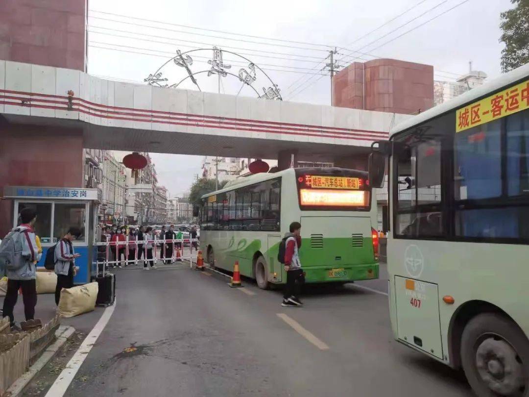 博白学生们不再花"天价"往返学校汽车站,10辆新能源公交车投入使用