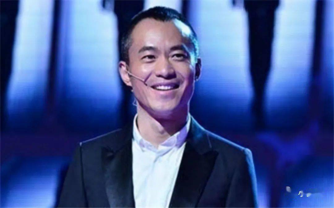 邱启明:从央视名嘴到阶下囚,42岁白发斑斑,2婚妻子不离不弃