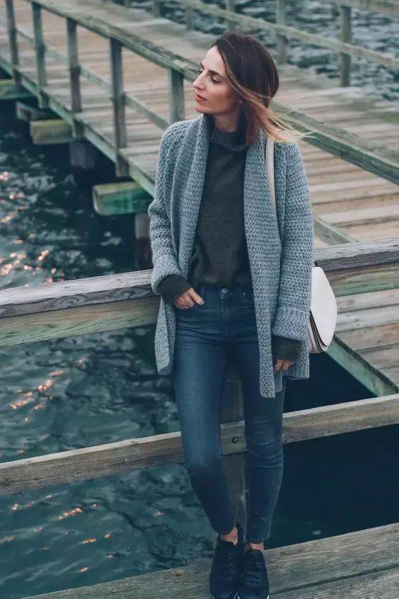 ▼针织开衫 v领内搭:温柔的性感在这个季节,用针织开衫搭配v领内搭就