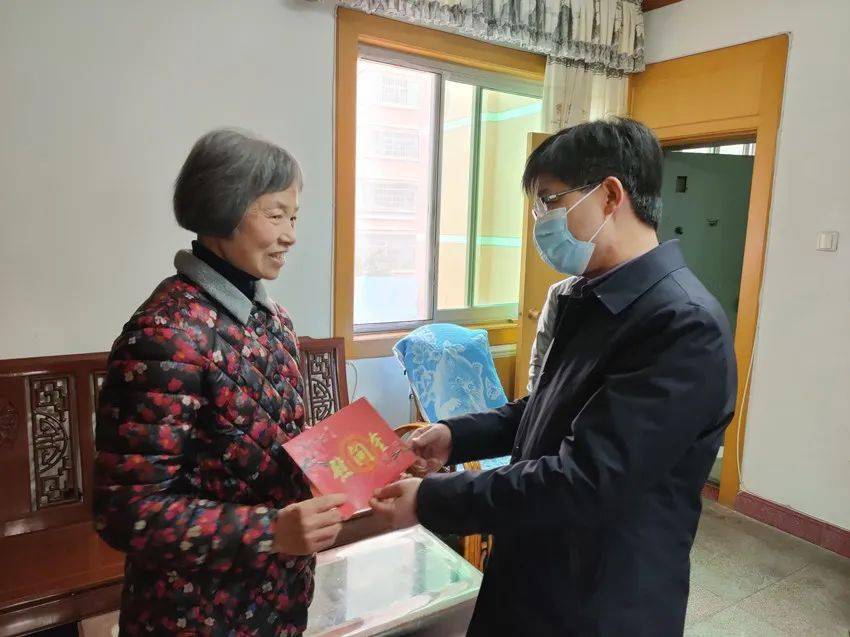 徐雄要求,有关部门要切实关爱劳动模范,困难职工,用心用情帮助他们