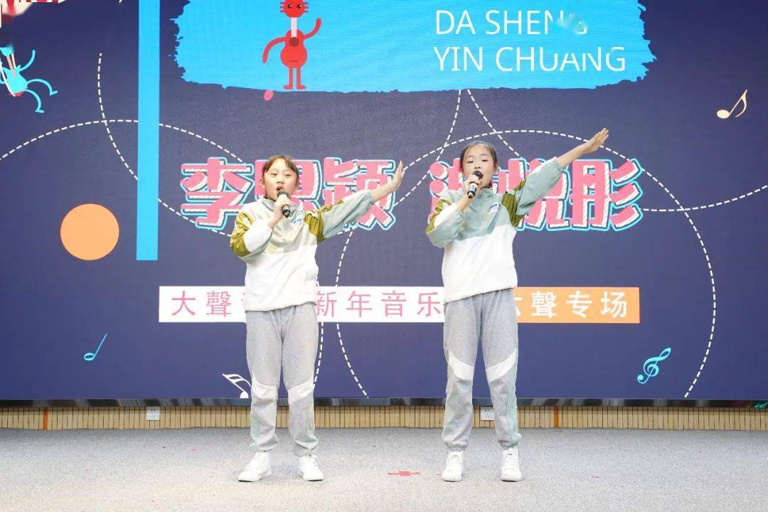 接下来是舞蹈:《南湖边的小木船》