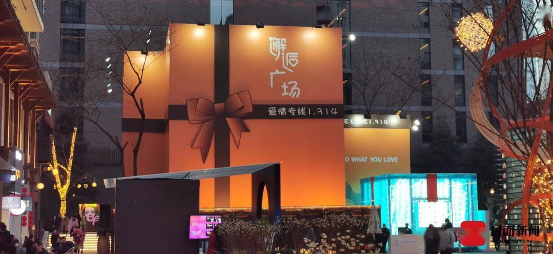 据悉,四季花街市集是成都目前少有的,以爱情故事来延伸相关业态的特色