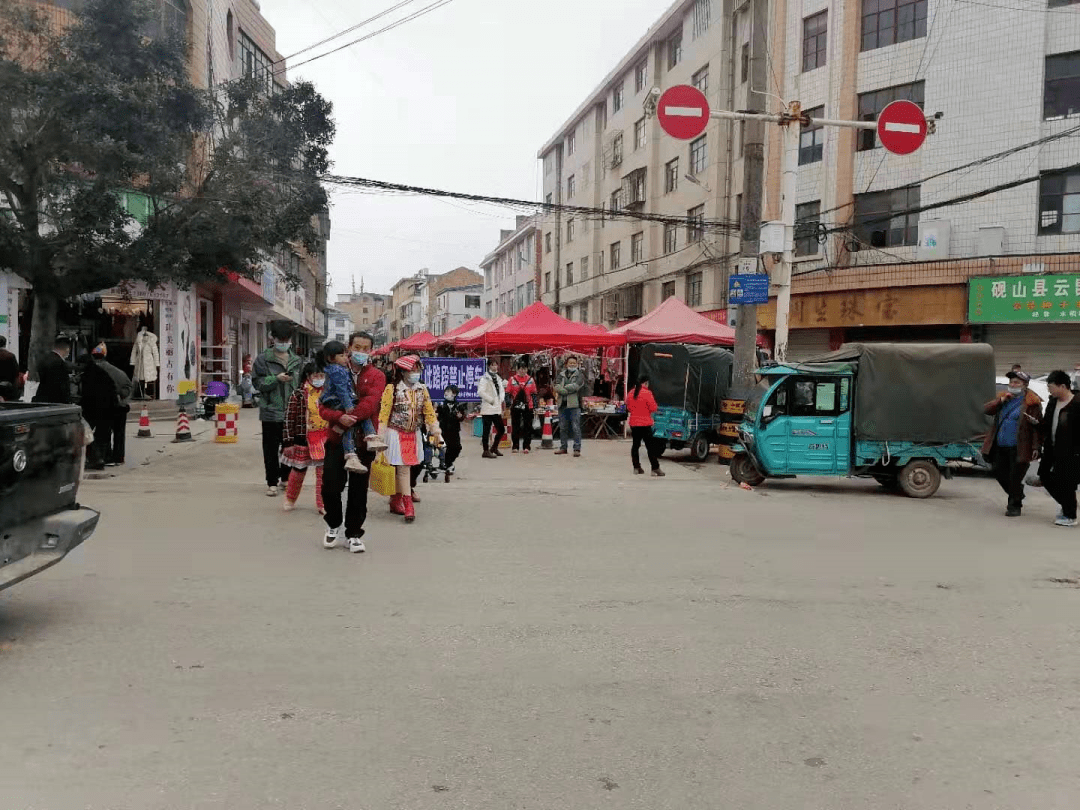 今天,砚山各地百姓齐聚砚山城买新衣,买对联,买鞭炮,买过年吃的零嘴.