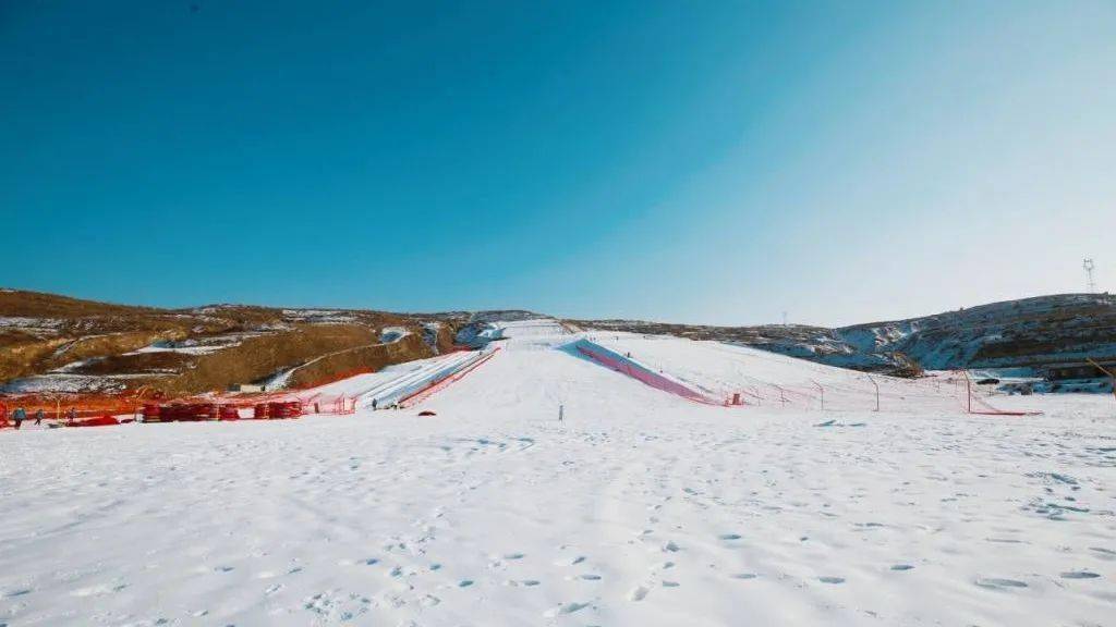 中庄水库滑雪场位于固原市原州区,雪场包含3-4个雪道,面积近10万平方