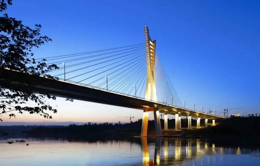 赞!泸州这座沱江大桥马上通车,云龙机场将开通国际航线,改造成这样了.