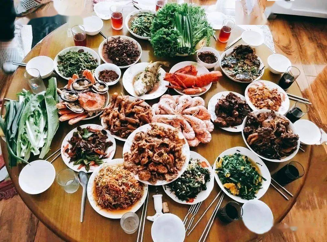 为什么日本人吃饭要用那么多碗碟?