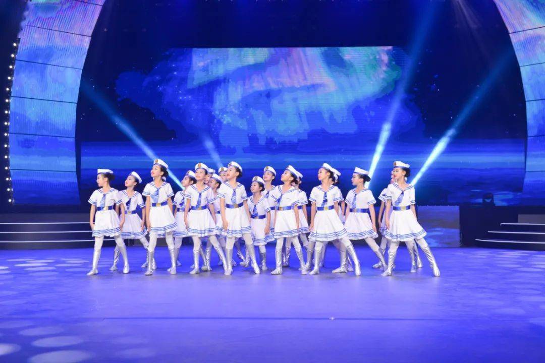 舞蹈《踏浪女兵》