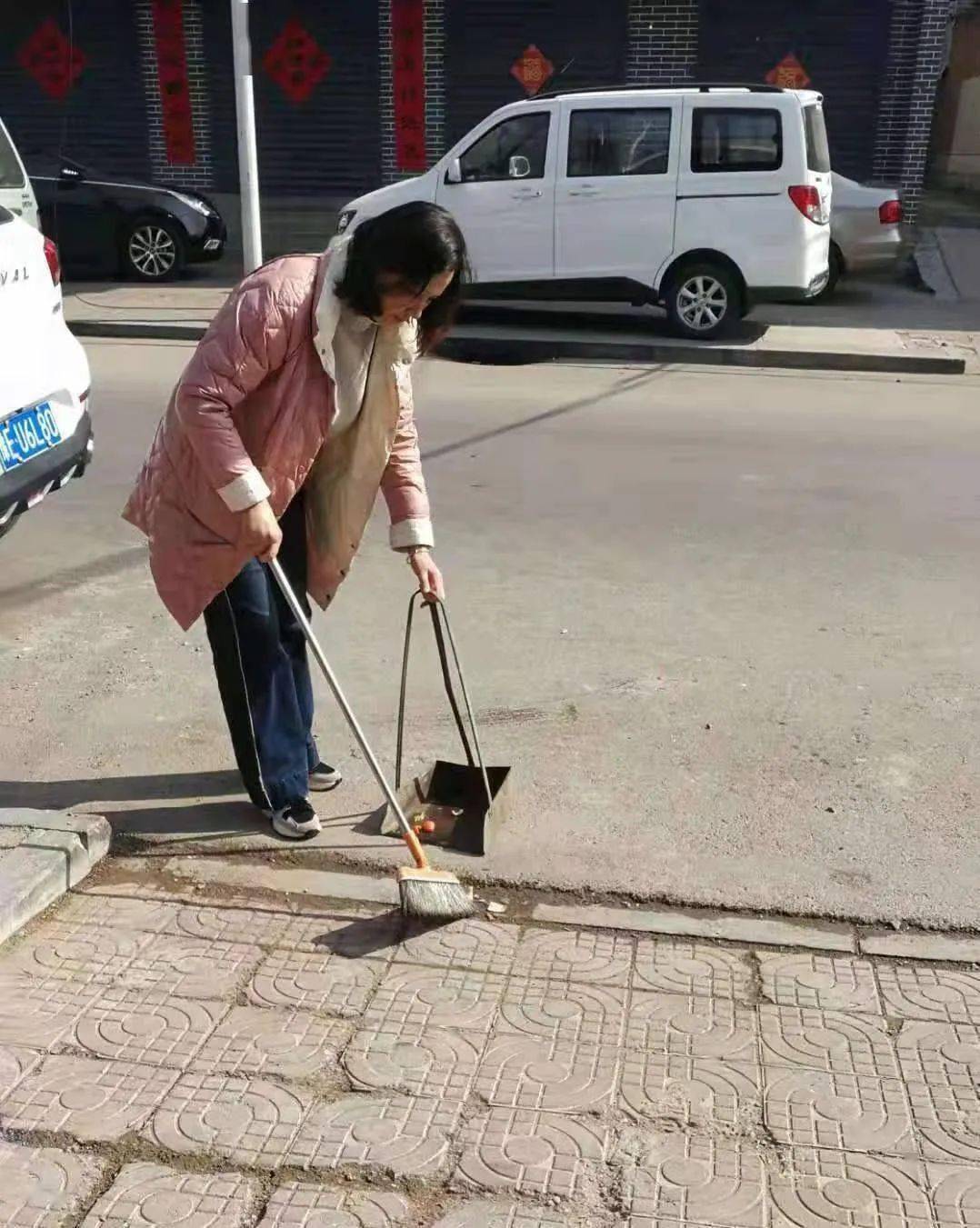 党员于志清,郝海军帮助家属院,独居老人贴春联.