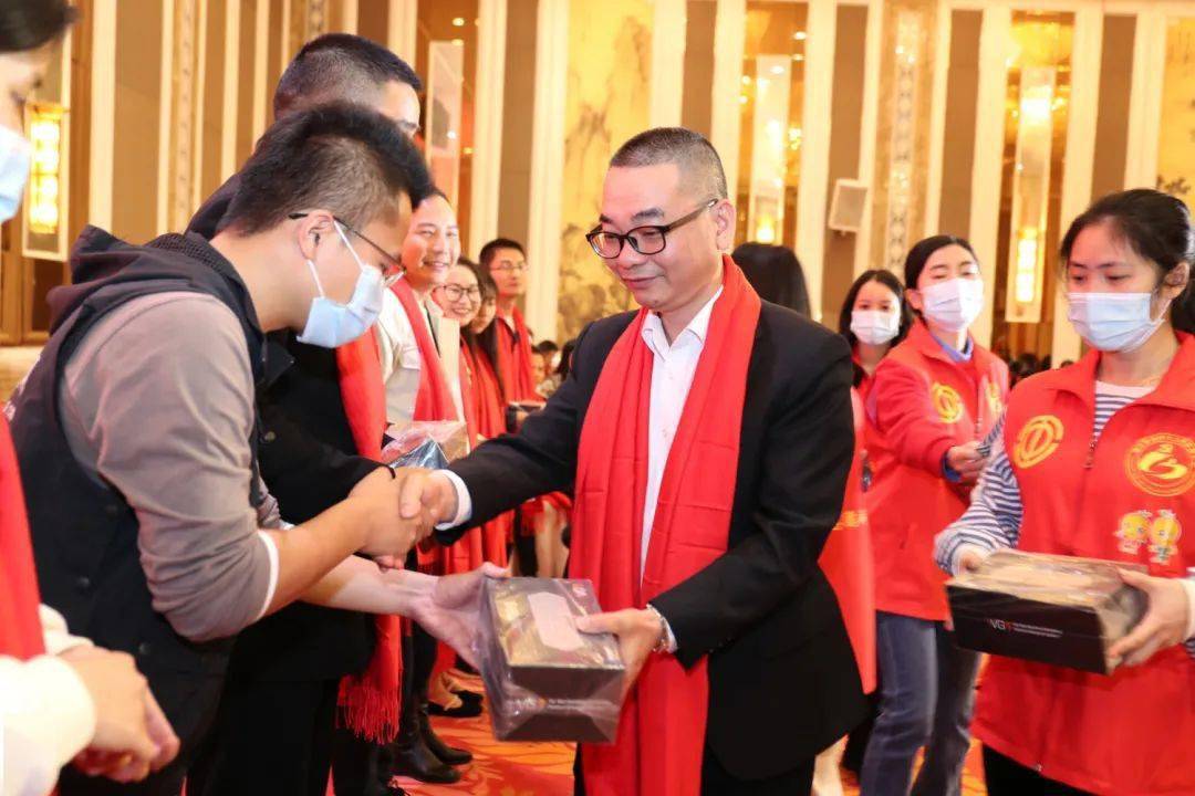 廉江市委书记与这些人一起包饺子过大年!
