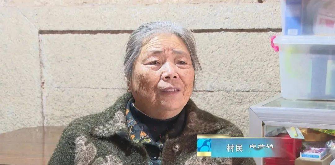 村民 房荣娘:"你问我村子这二十几年最大的变化,路变 宽,变 大,变通畅