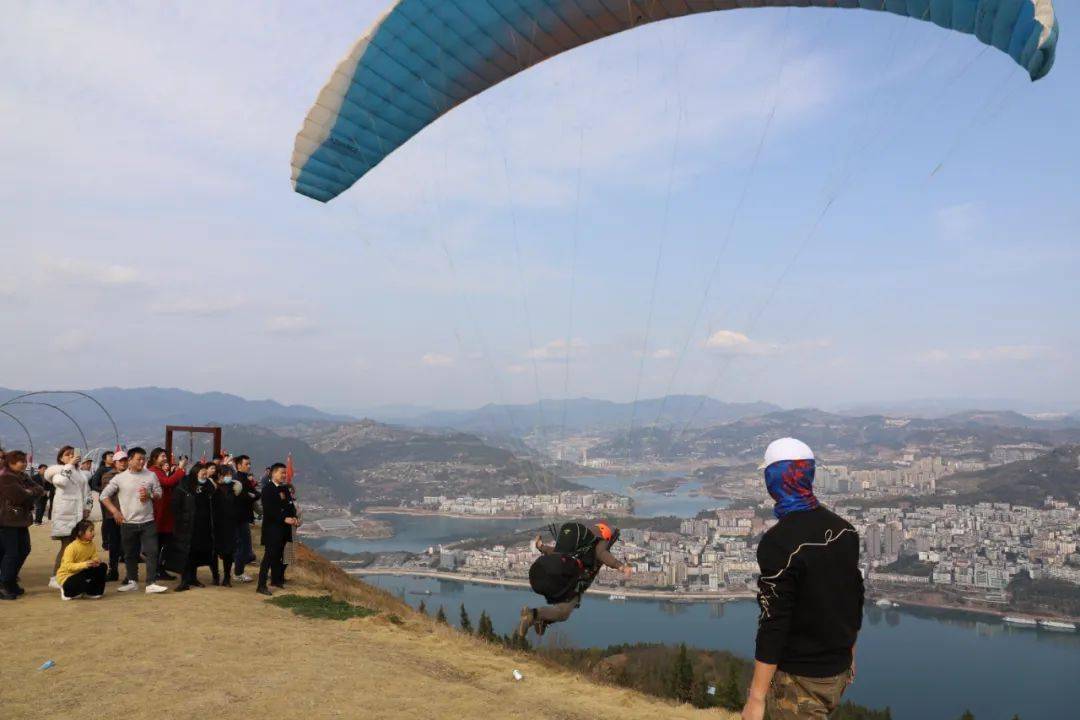 小编给你介绍一个近郊游好地方 云阳国际滑翔伞基地 空中豪华旅程,带