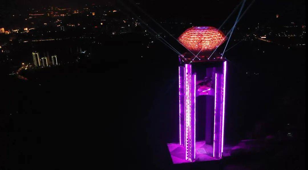 西江明珠塔每隔15分钟展示一次灯光效果,每次灯光秀的时间长度为15