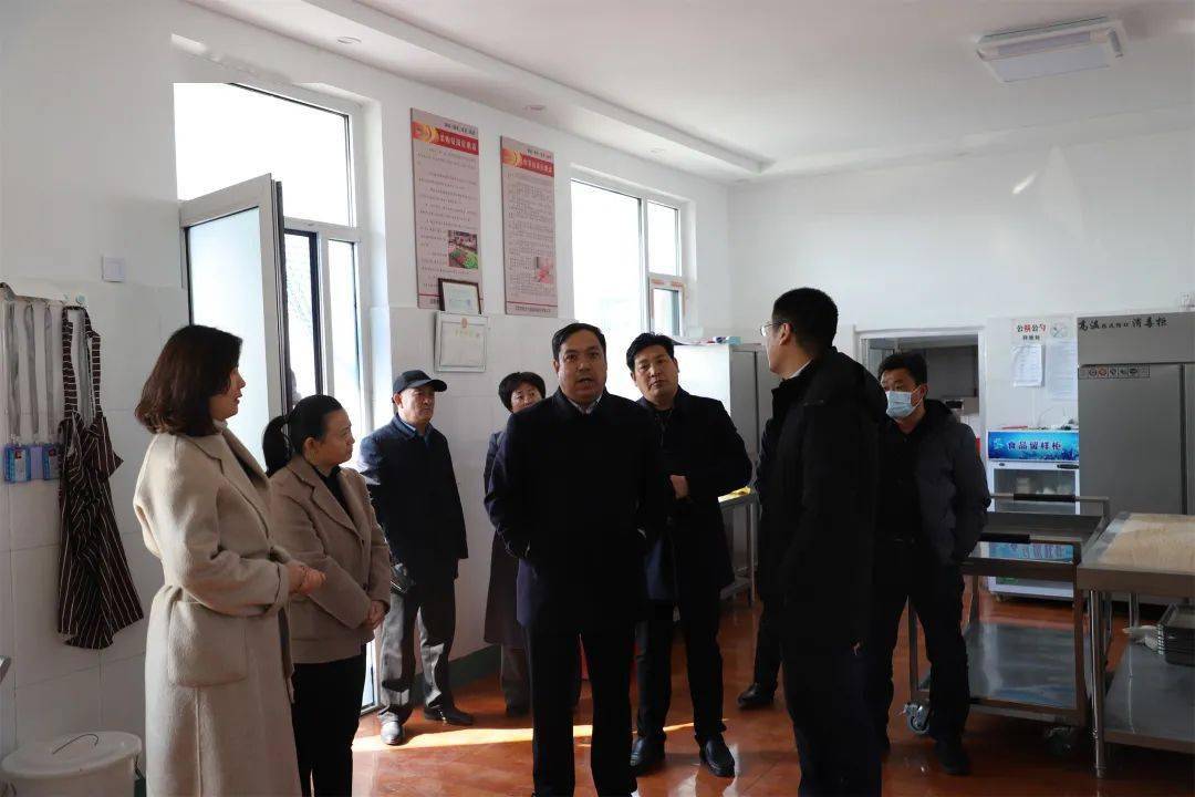 参观智慧养老服务中心2月15日上午,巨峰镇党委书记牟向阳带领班子成员