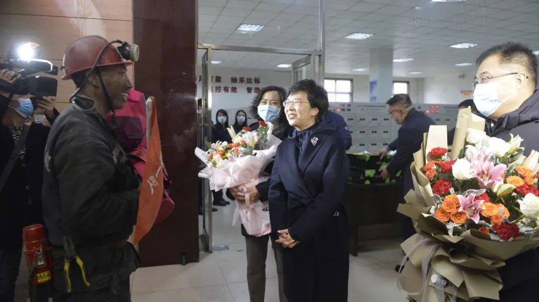 【关爱暖人心】雷健坤慰问春节期间坚守岗位的煤矿工人