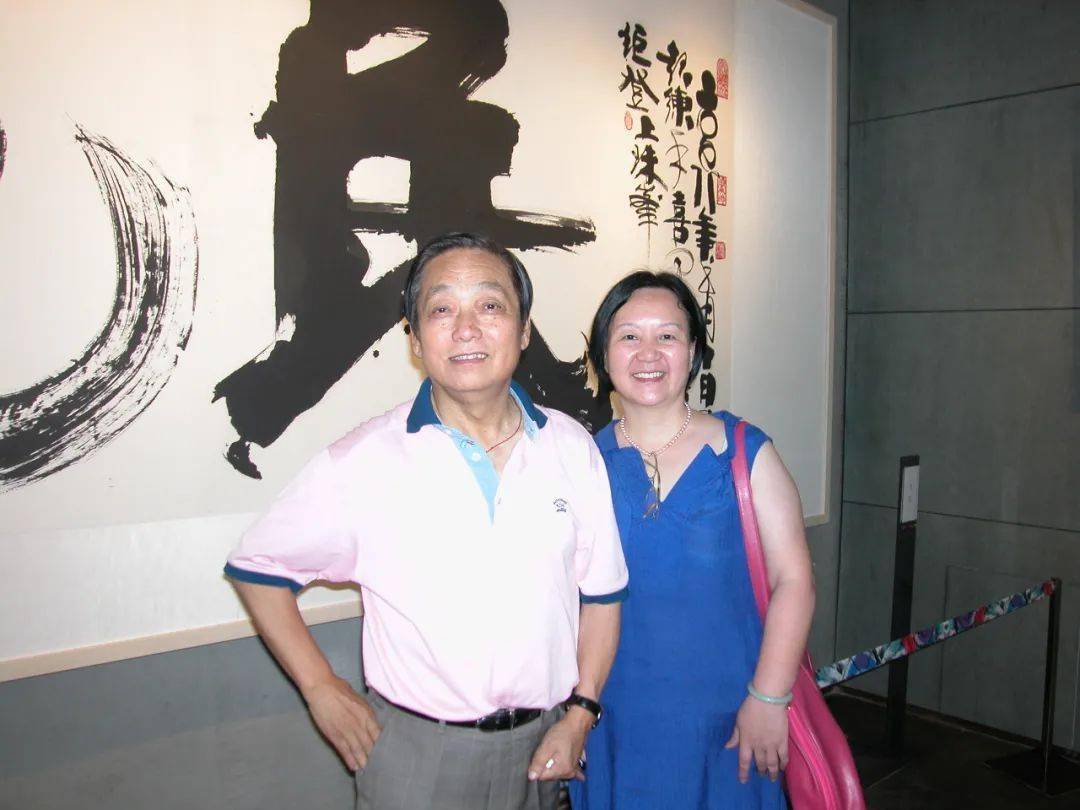 25与周建萍和韩美林的儿女们及叶文玲老师在国家博物馆韩美林艺术大展