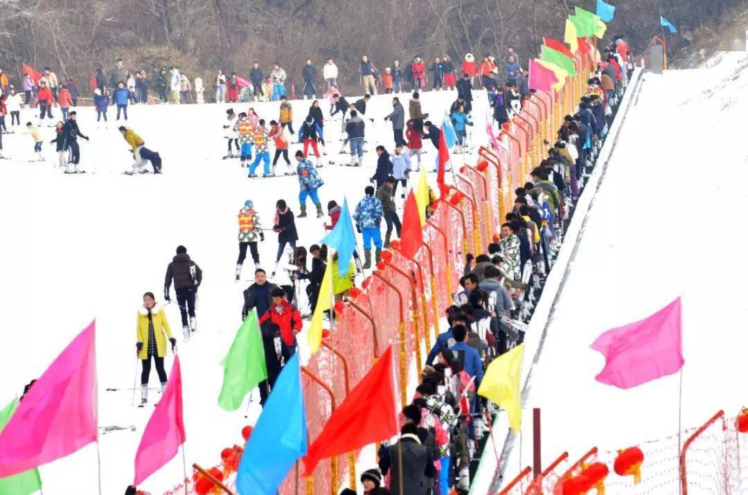 主峰太白山更是中国青藏高原以东的第一高峰 必捷滑雪场位于 宝鸡市