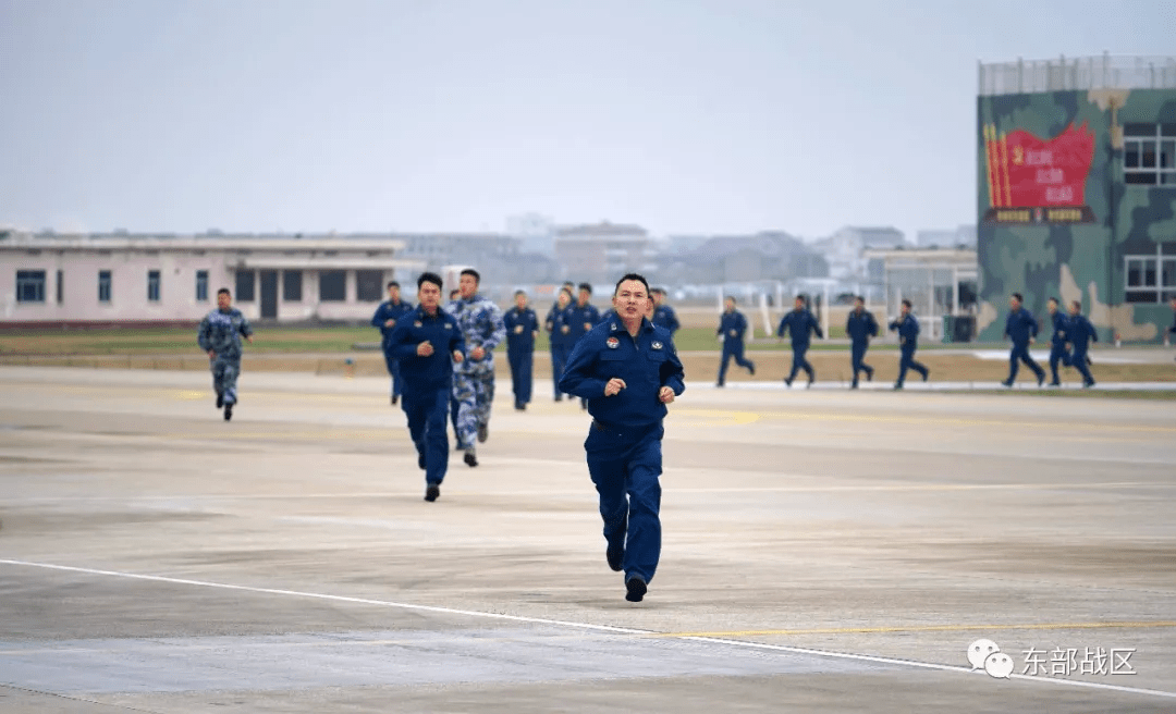 "丁零零……"2月13日,大年初二,一阵急促的警铃声在东部战区海军航空
