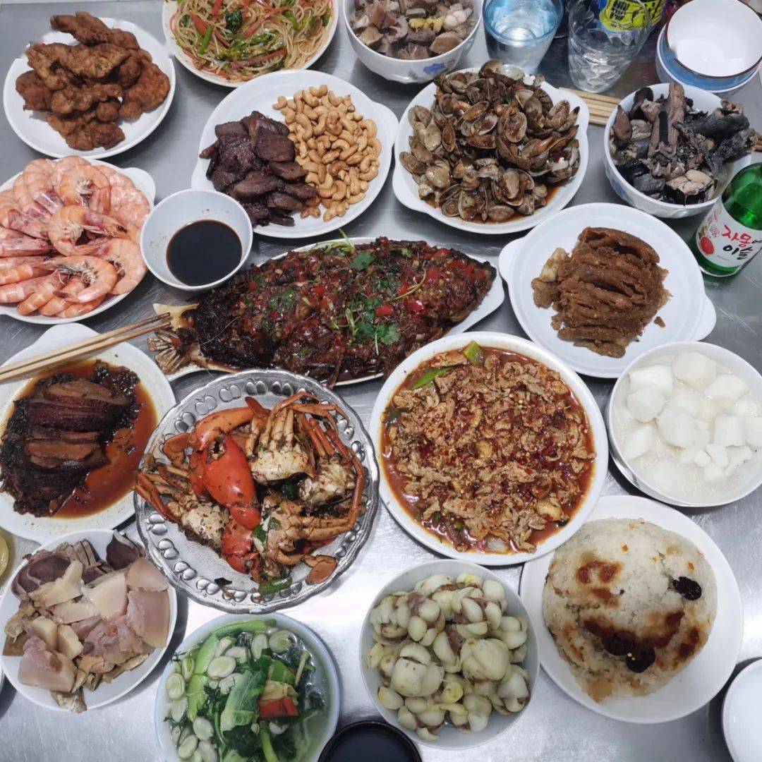 云南 年夜饭桌上的每一道菜都有着它独特的意义,有着一家人对新年
