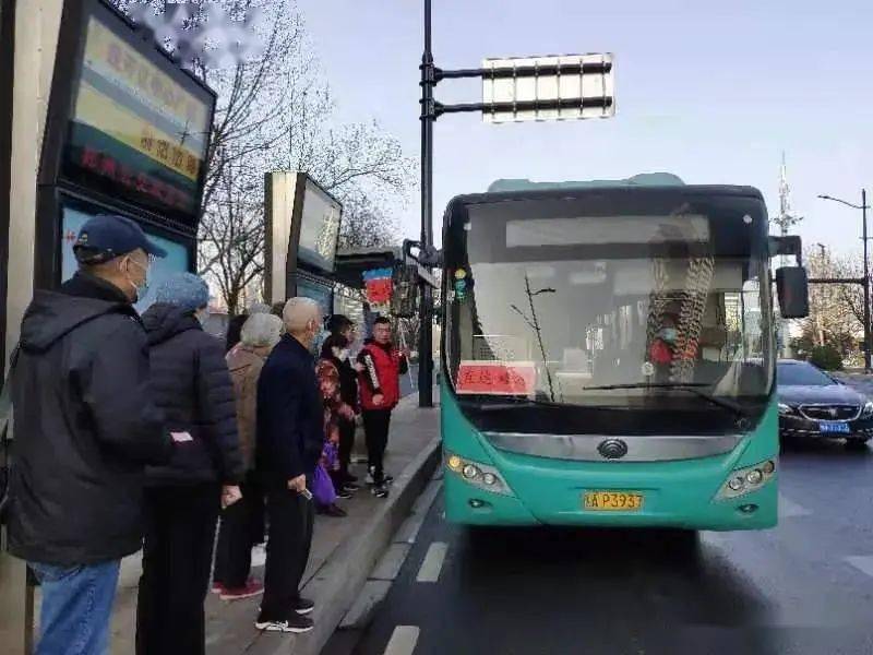 郑州公交蝶湖专线满足市民游玩乘车需求快速公交各色年味主题车厢让