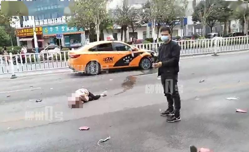 柳州一女骑手横穿马路被出租车撞飞,未戴头盔伤势严重