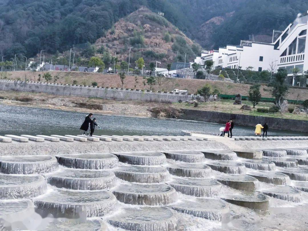 歙县三阳镇:"鱼鳞坝"上游人聚 乡村旅游火起来