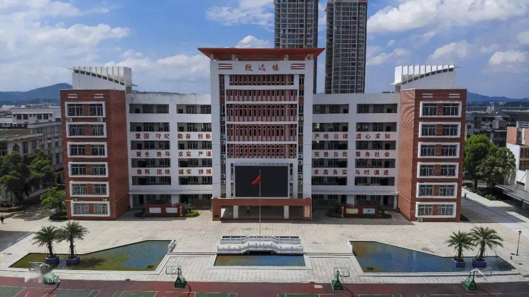 01柳州高级中学广西柳州高级中学位于柳州市桂中大道高新五路西,前身