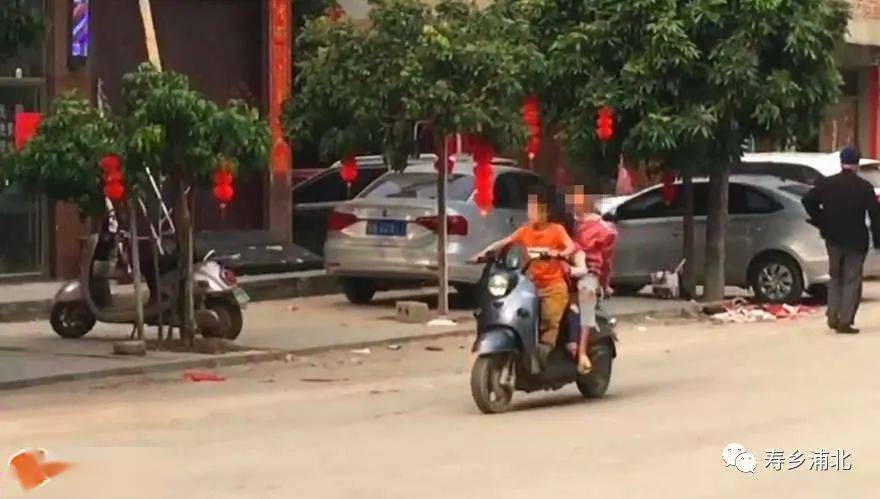 小小年纪骑电车搭妹子上街?这小孩成安石街最靓的仔!