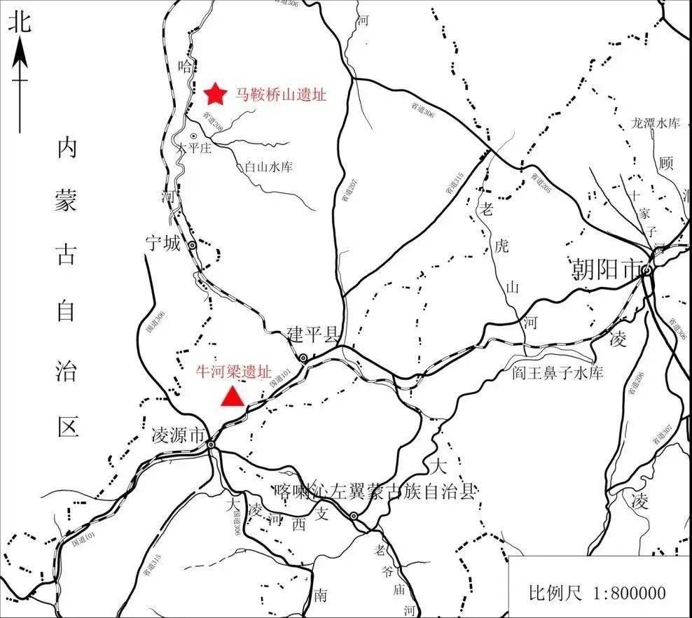 遗址南距牛河梁红山文化遗址约60千米,东南距建平县约55千米,遗址内有