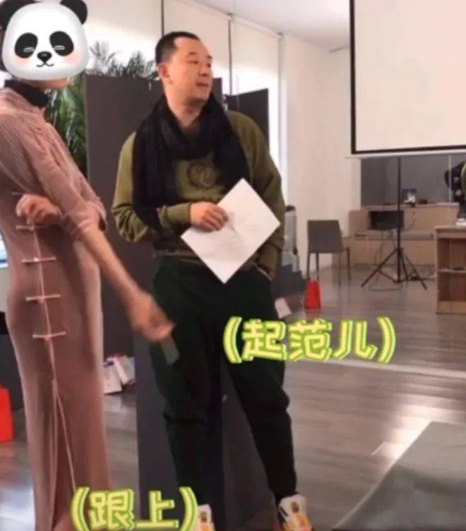 黄海波现身教表演 身材发福胖了不少