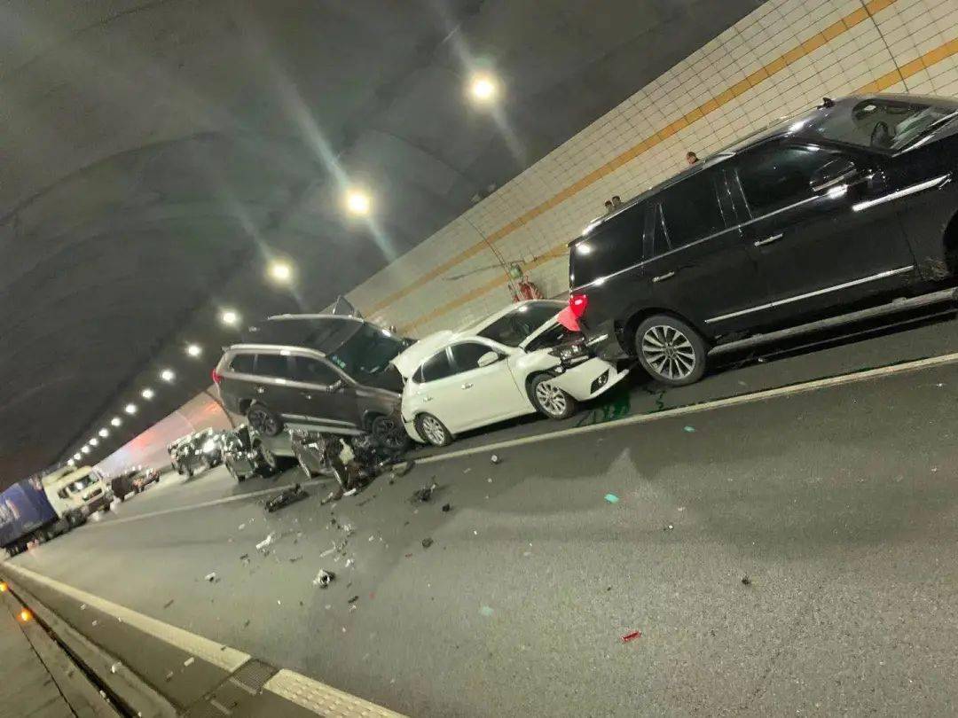 险!乐广高速隧道内五车"叠罗汉",今天凌晨市区南郊又有三车连环追尾!