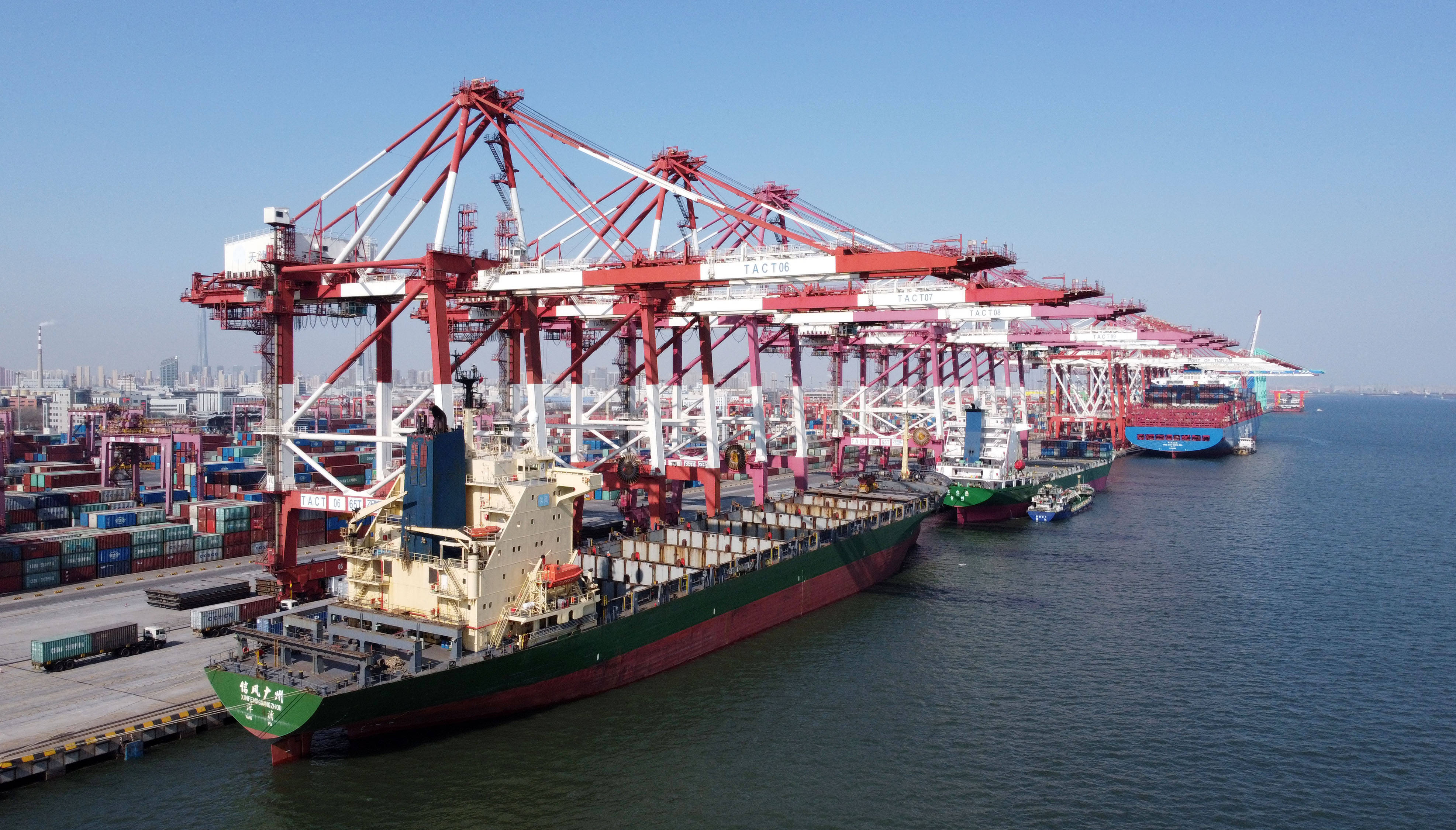2月22日,货轮停靠在天津港联盟国际集装箱码头(无人机照片).