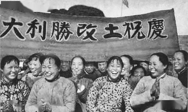 陪你一起成长的珍贵记忆 上世纪50年代,庆祝土改胜利的固原妇女.