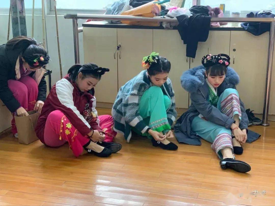桂林中学彩调节目《纺纱调》亮相2021广西广播电视台少儿春节联欢晚会